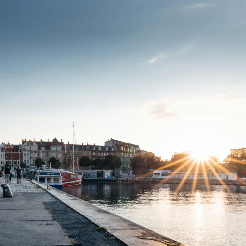 Stadt im Sonnenuntergang am Ostsee-Radweg